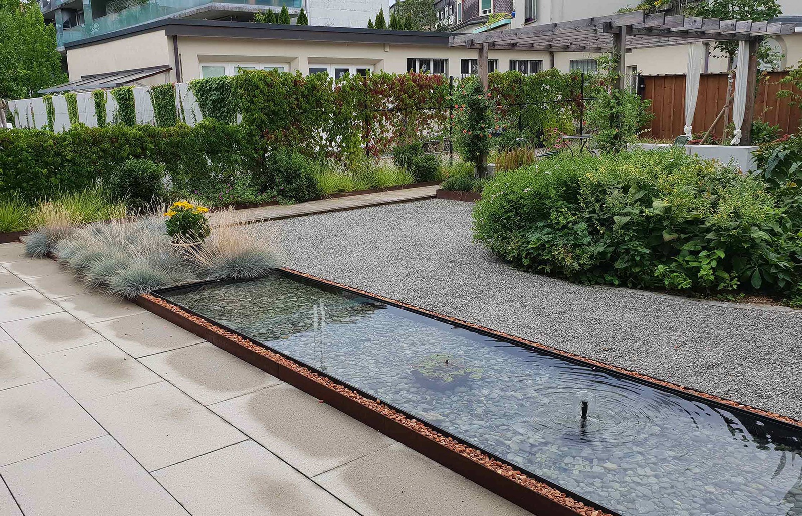 Neugestaltung Garten mit Naturteich und Holzpergola