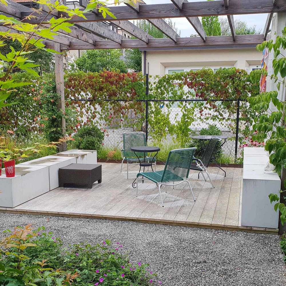 Neugestaltung Garten mit Naturteich und Holzpergola