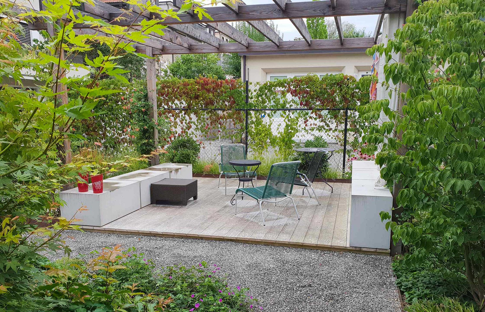 Neugestaltung Garten mit Naturteich und Holzpergola