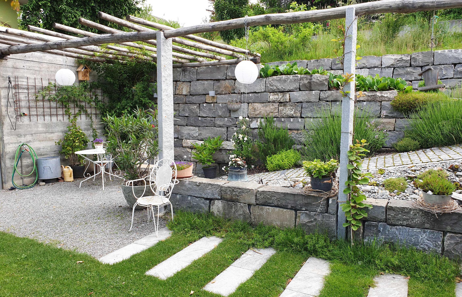 Planung und Realisierung Garten und Pool mit Holzdeck als Sitzplatz