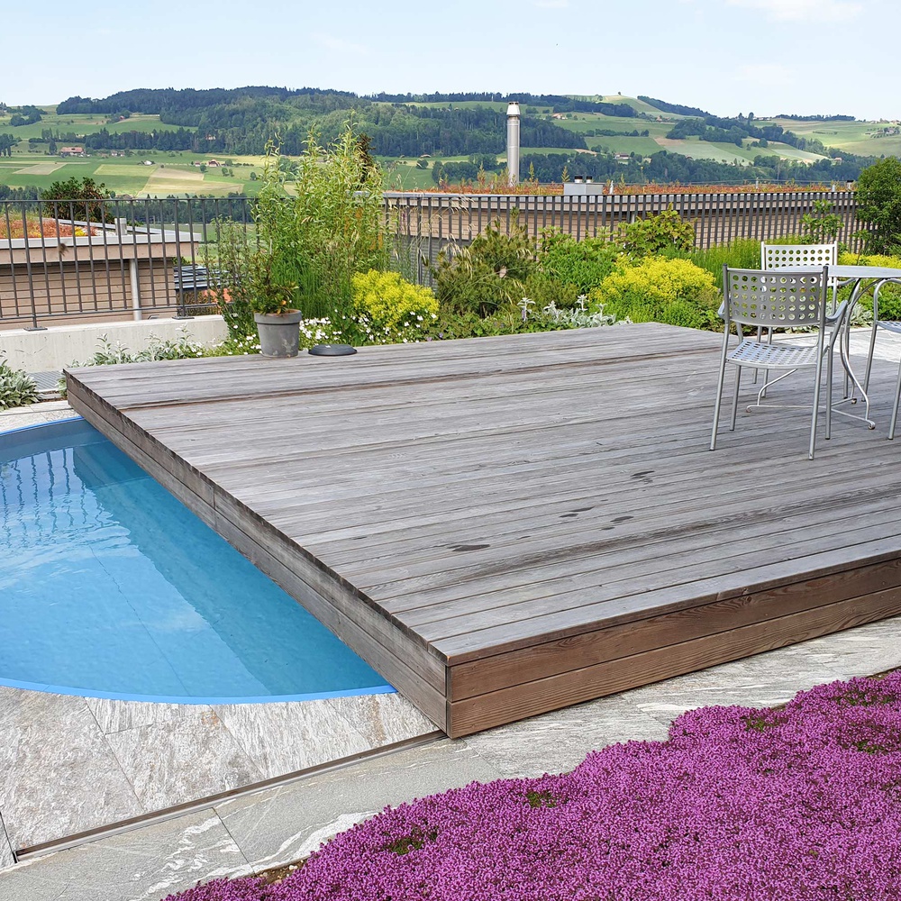 Planung und Realisierung Garten und Pool mit Holzdeck als Sitzplatz