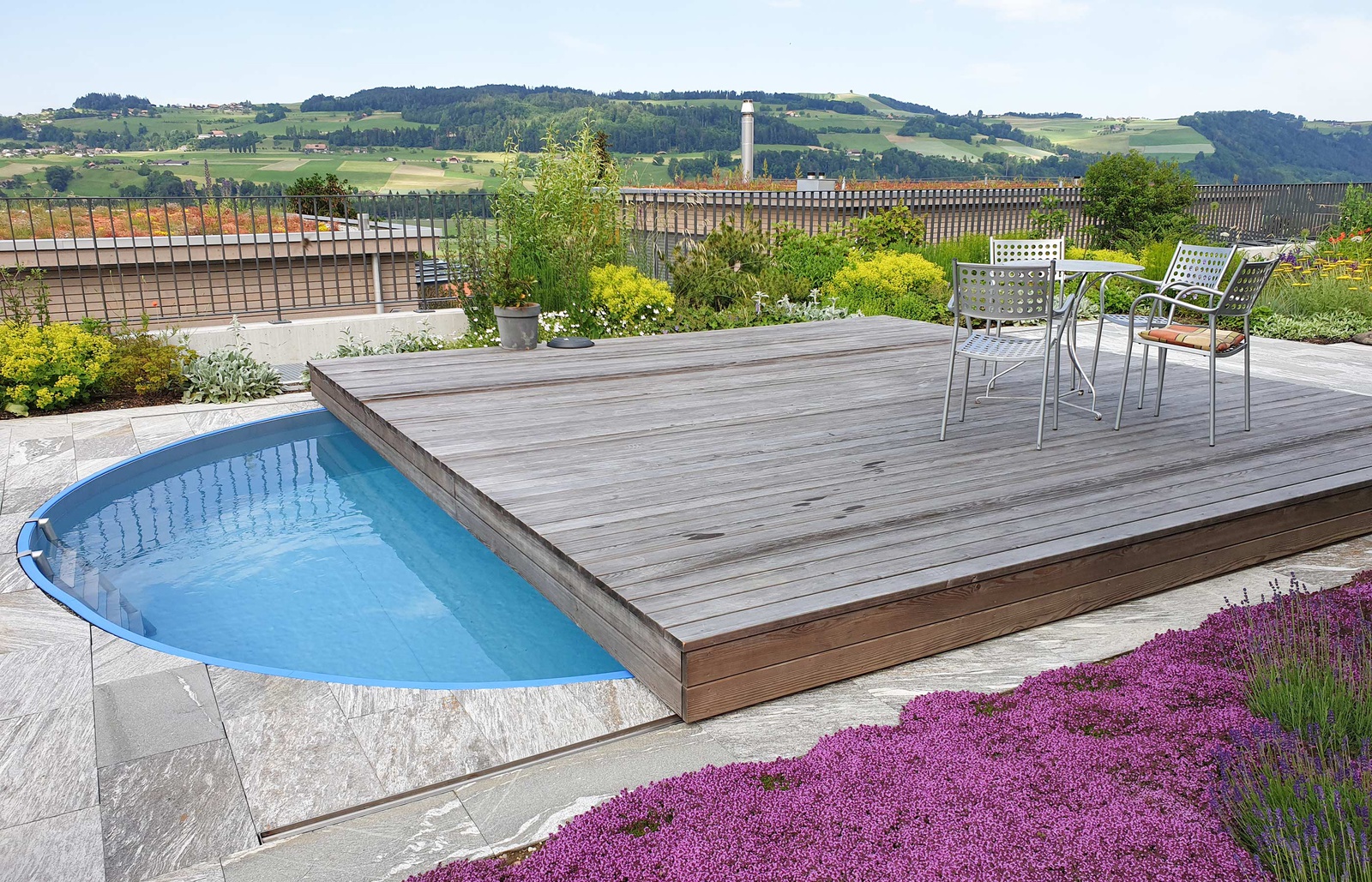 Planung und Realisierung Garten und Pool mit Holzdeck als Sitzplatz