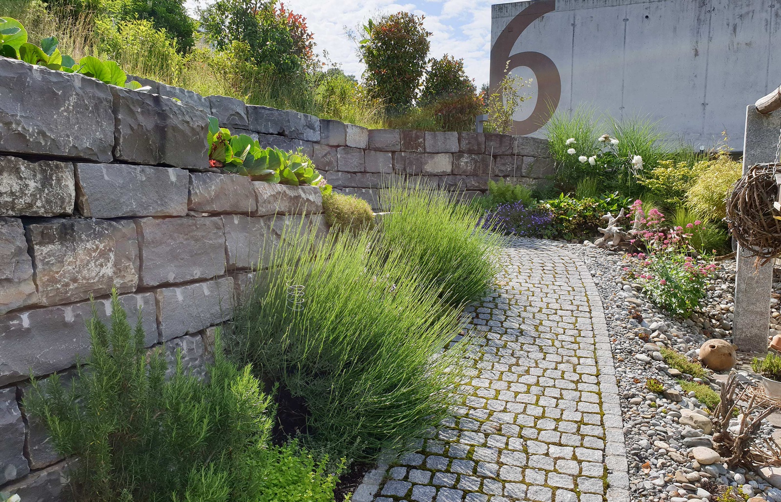 Planung und Realisierung Garten und Pool mit Holzdeck als Sitzplatz