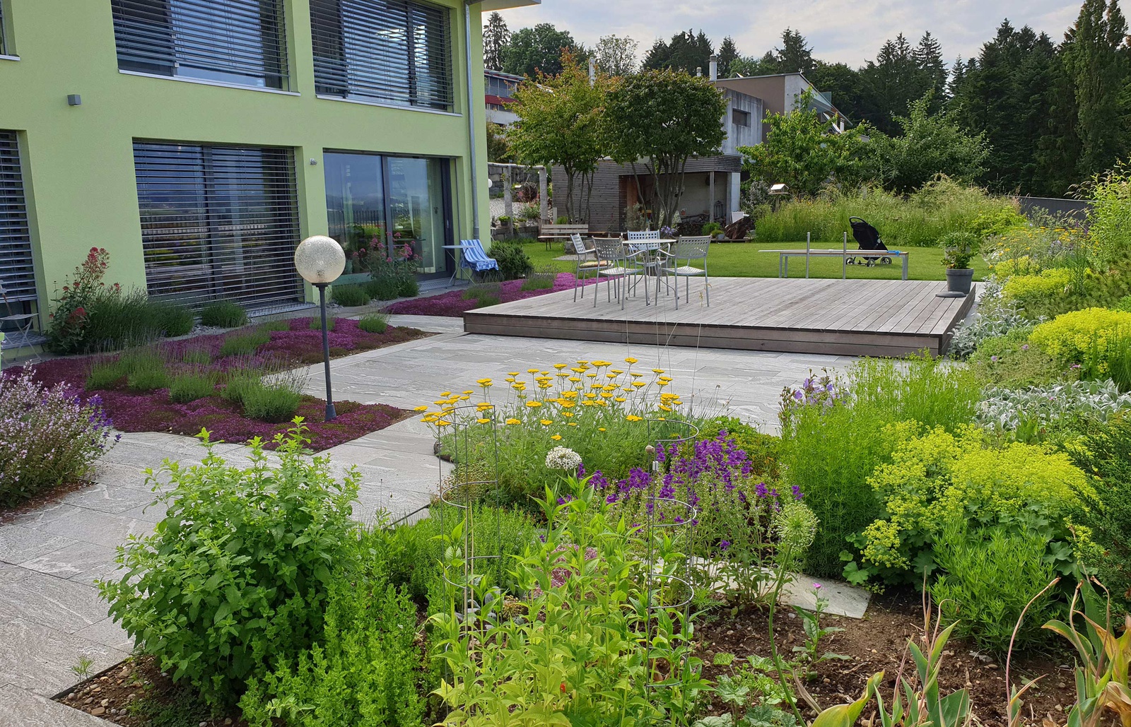 Planung und Realisierung Garten und Pool mit Holzdeck als Sitzplatz