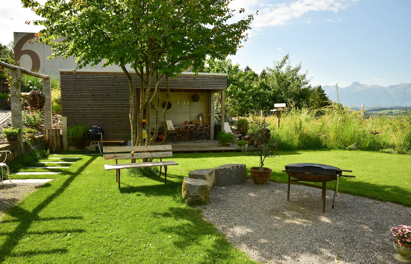 Planung und Realisierung Garten und Pool mit Holzdeck als Sitzplatz